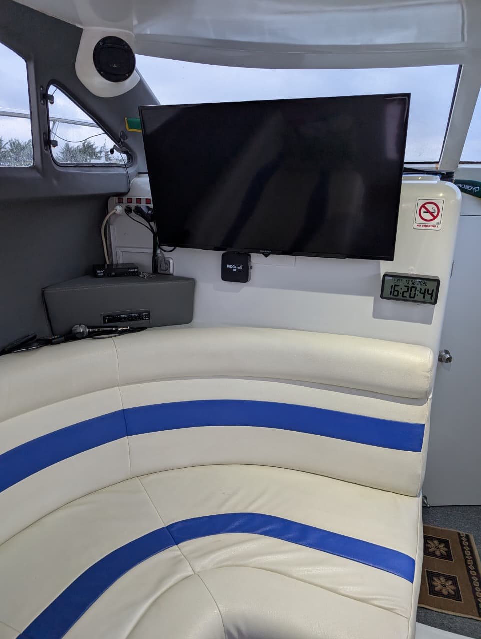 Interior Sea Cruiser dengan sofa, TV dan karaoke